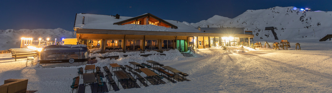 Zunächst genießt du einen genussvollen Abend in der Kristallhütte, bevor es durch die Dunkelheit auf Skiern zurück ins Tal geht.