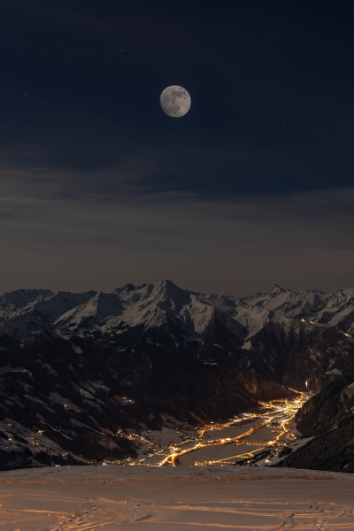 Auf der Fahrt im Mondschein erwartet dich ein atemberaubender Blick ins beleuchtete Tal.