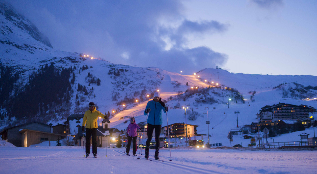 Auf der 2,2 km langen Nachtloipe von Galtür nach Wirl kannst du bis 22 Uhr dem Wintersport-Vergnügen nachgehen.