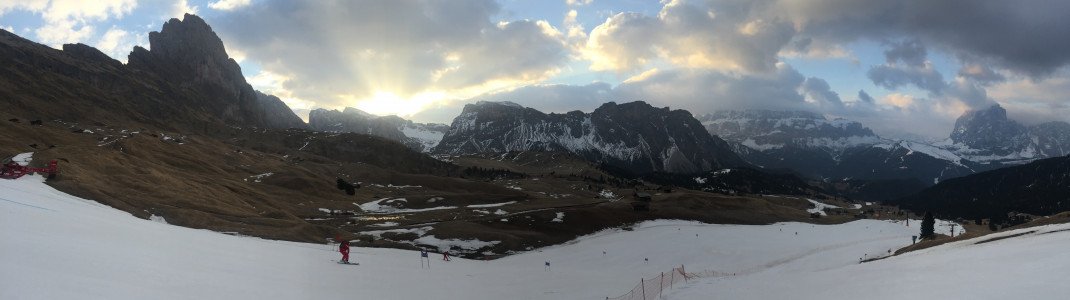 Die Sonne geht über dem Sella-Stock auf.