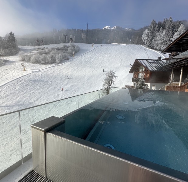 Die Talabfahrt zur Schlossalmbahn führt direkt am Hotel und dem Infinity-Pool vorbei.