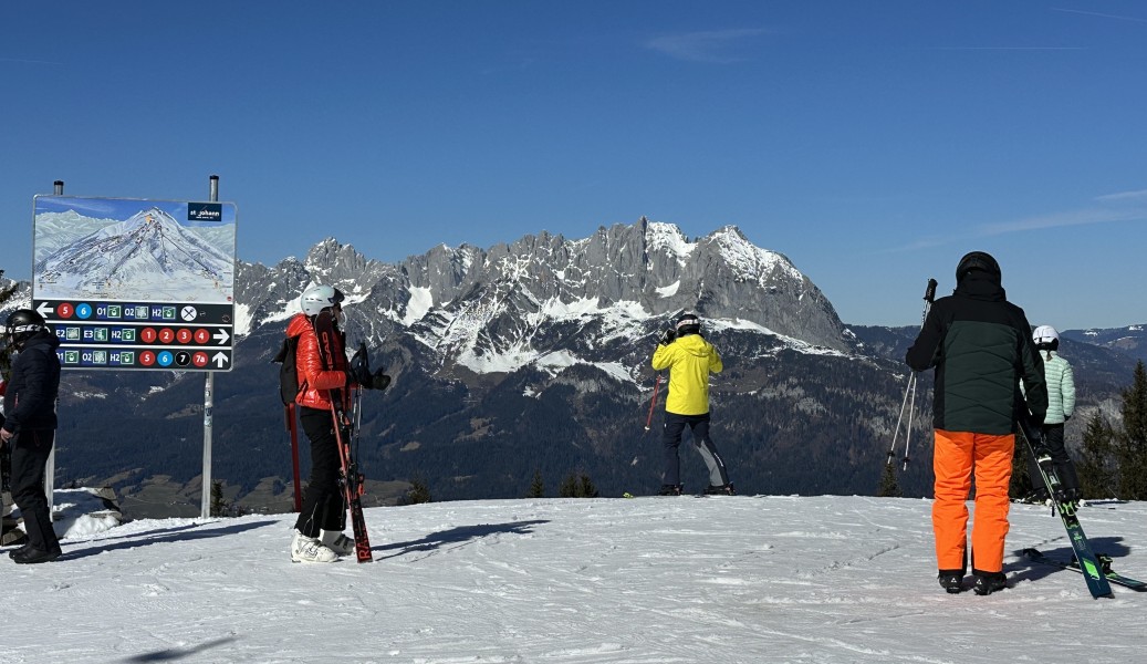 Das tolle Panorama auf den Wilden Kaiser gibt's beim Skifahren in St. Johann gratis dazu.