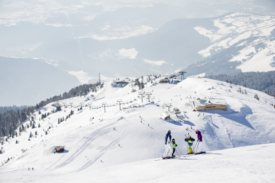 Über 50 schneesichere Pistenkilometer erwarten Wintersportler im Skigebiet.
