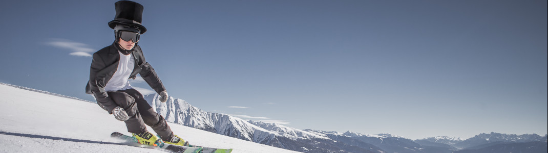 Mit seinem Zylinder ist der Cavaliere auf der Piste nicht zu übersehen.