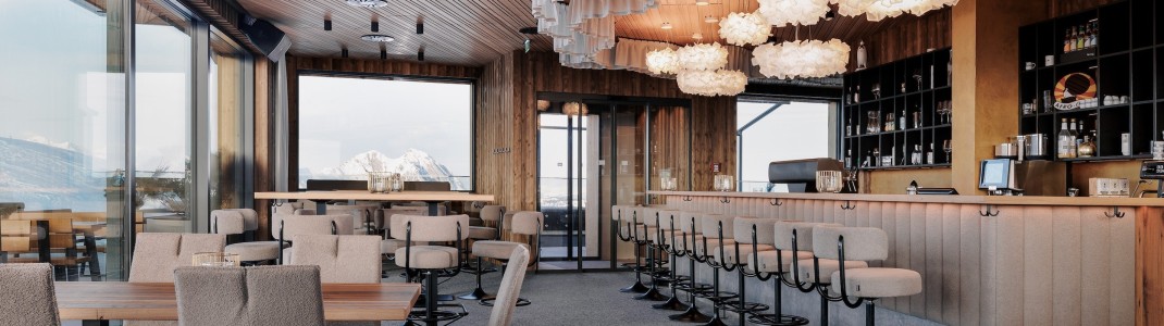 Tolle moderne Einrichtung in der Skylounge Wolke 7 in der Bergstation der neuen Kieserlbahn.