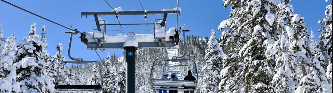 Der Lake Tahoe versinkt im Schnee.