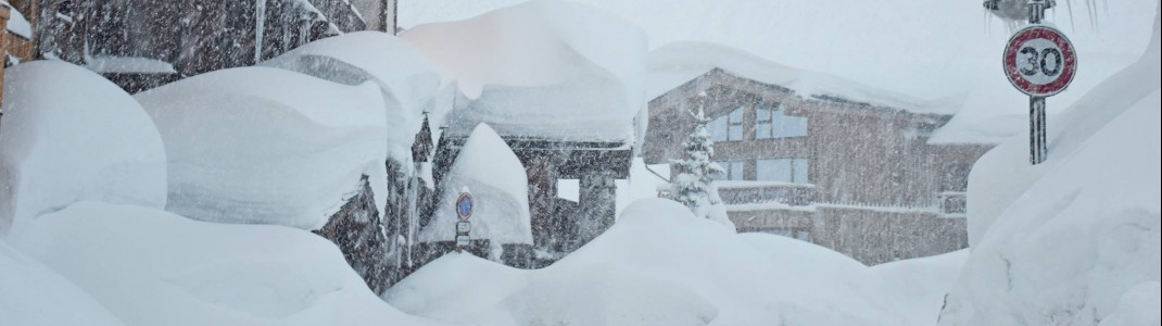 Tief verschneit ist Tignes in den französischen Alpen. Seit Montag ist hier das Skigebiet geschlossen.
