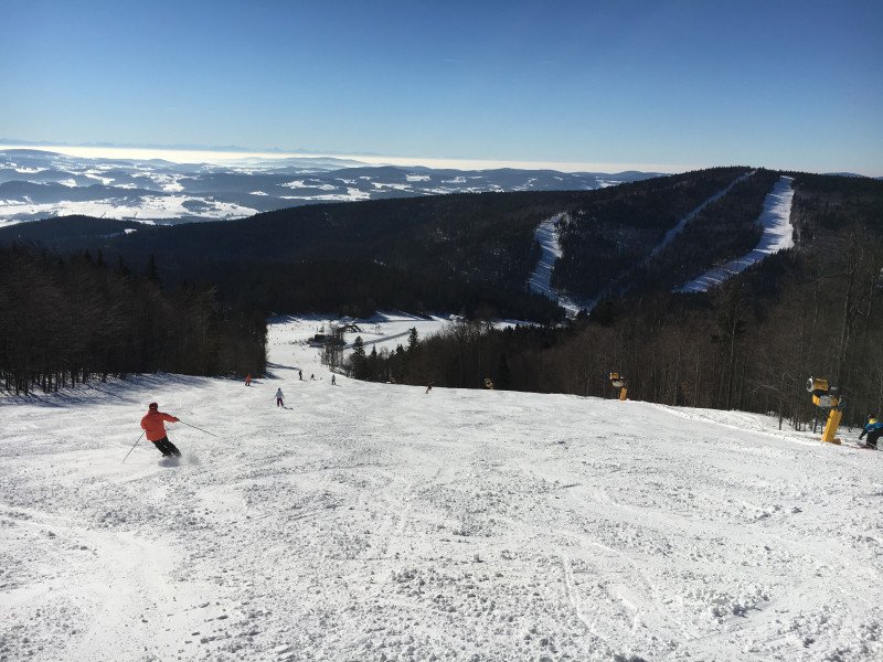 An drei Bergen befinden sich die Pisten im Skigebiet: am Hochficht (1338 Meter), am Reischlberg (1281 Meter) und am Zwieselberg (1163 Meter).