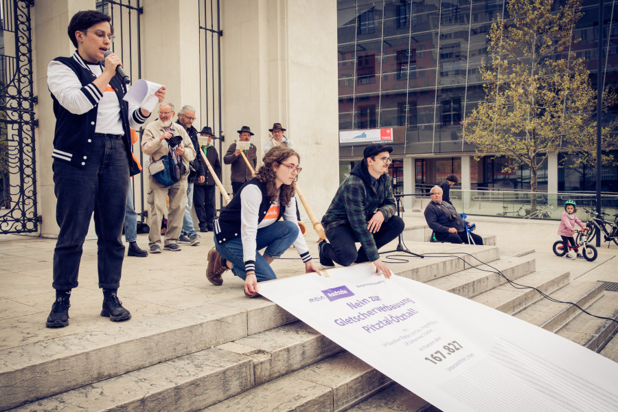 The Feldring citizens' initiative has collected around 168,000 signatures against the project.
