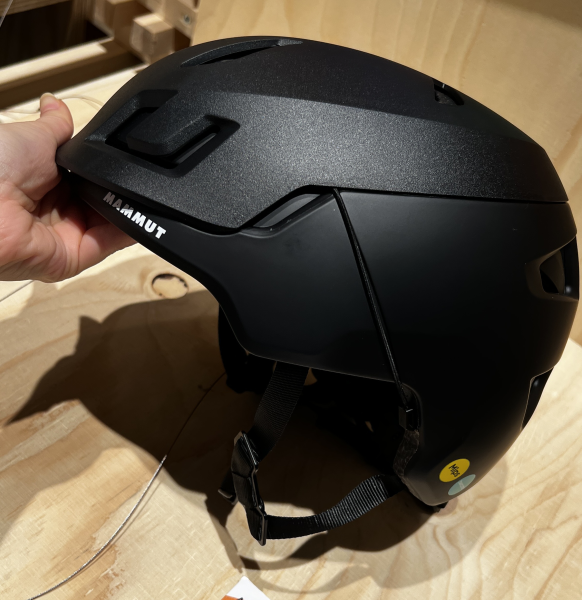 Der ultraleichte, stark belüftete Twiceme Helm von Mammut bietet Komfort und höchste Sicherheit bei Aufstieg und Abfahrt.