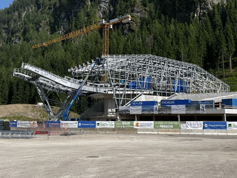 Everything is new at Col Rodella: the valley and mountain stations and the cable car are being completely rebuilt.