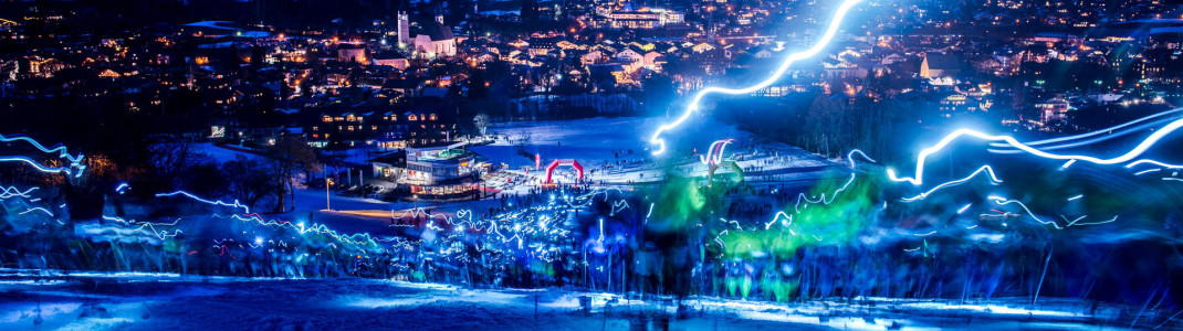 Wie Blitze schlängeln sich die Stirnlampen der Teilnehmer durch die Nacht.