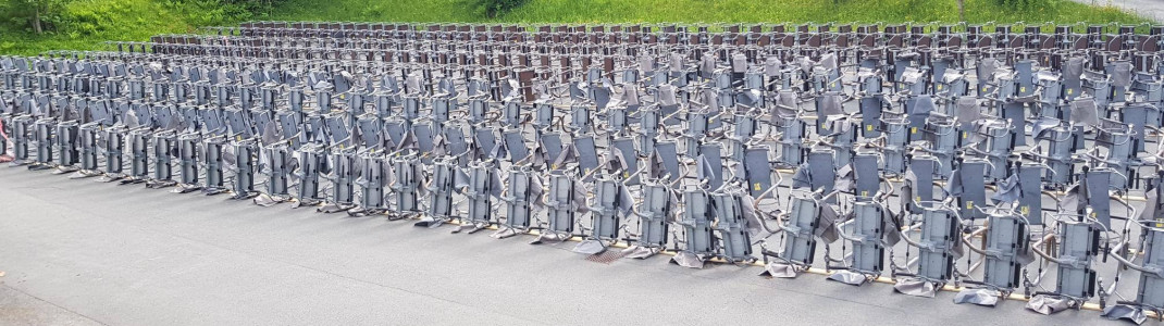 Die alten Sessel warten darauf, von ihren neuen Besitzern in Empfang genommen zu werden.