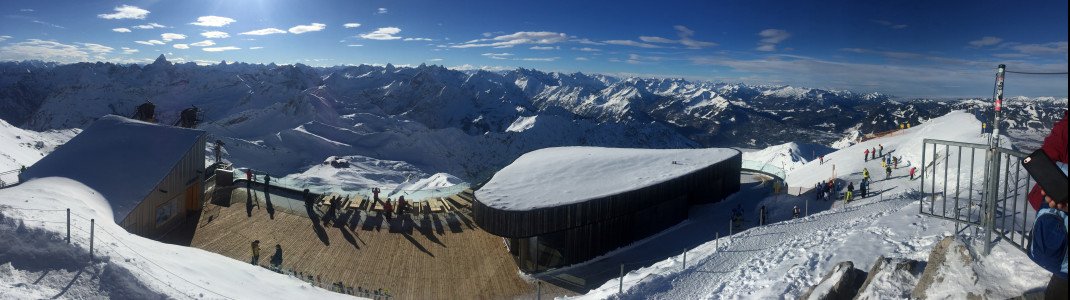 Blick vom Gipfelkreuz am Nebelhorn.