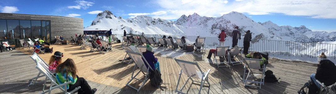Die große Terrasse an der Kanzelwand lockt viele Sonnenhungrige an.