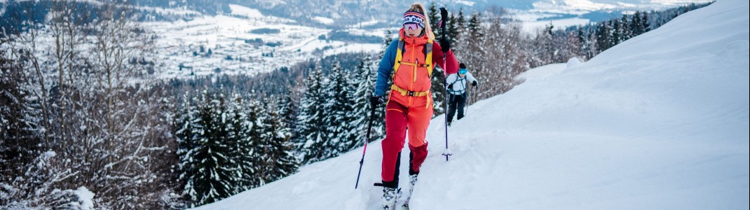 Wenn dir Loipen nicht genug sind, kannst du auch die Skitouren-Strecken erobern.