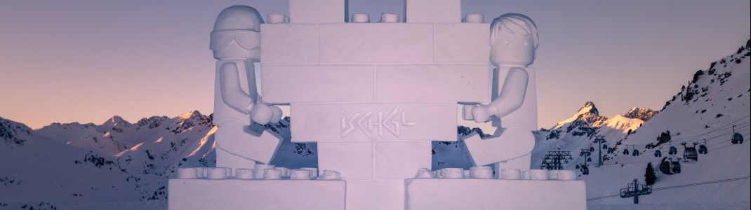 Die Jubiläumsskulptur "30 Jahre Formen in Weiss" zeigt ein LEGO Herz.
