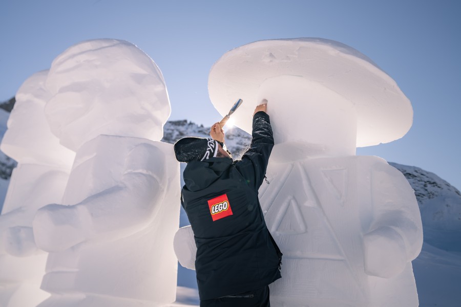 Ein Künstler bearbeitet seine LEGO NINJAGO-Skulptur für "Formen in Weiss" in Ischgl.