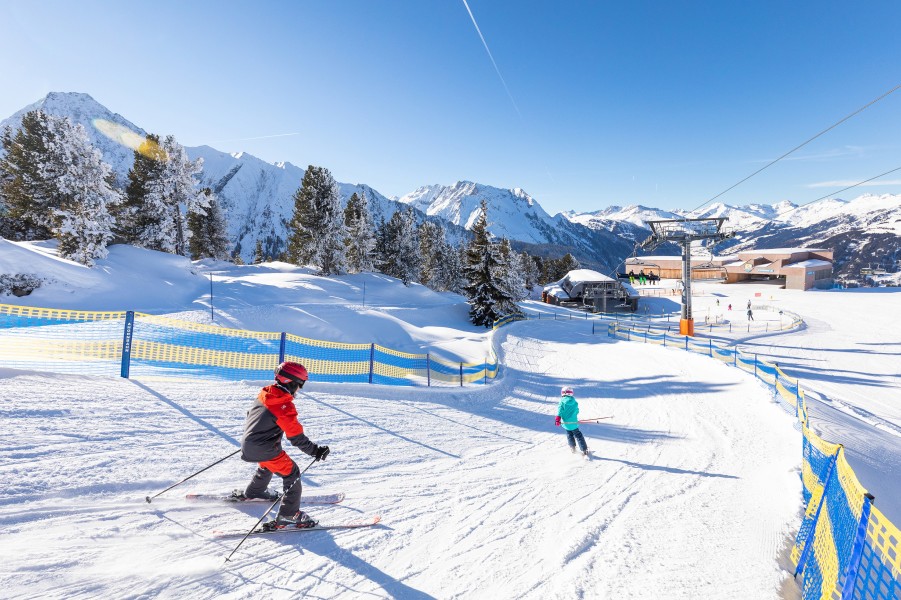Im FunRide Ahorn warten abwechslungsreiche Hindernisse auf große und kleine Skifahrer.