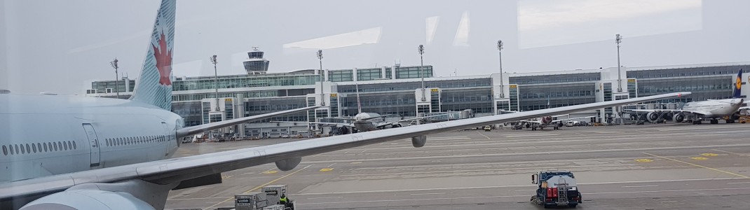 Am Flughafen musst du mit deiner Sportausrüstung meist zum Schalter für Sondergrößen-Gepäck. Danach heißts ab zum Terminal, wo schon der Flieger wartet.