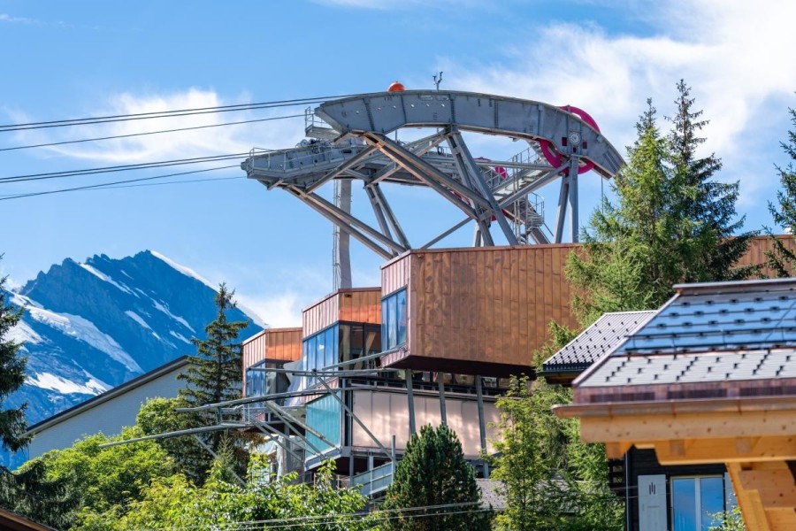Die kupfernen Bergstationen bieten dank ihrer V-Stützen-Architektur weite Ausblicke auf die alpine Landschaft.