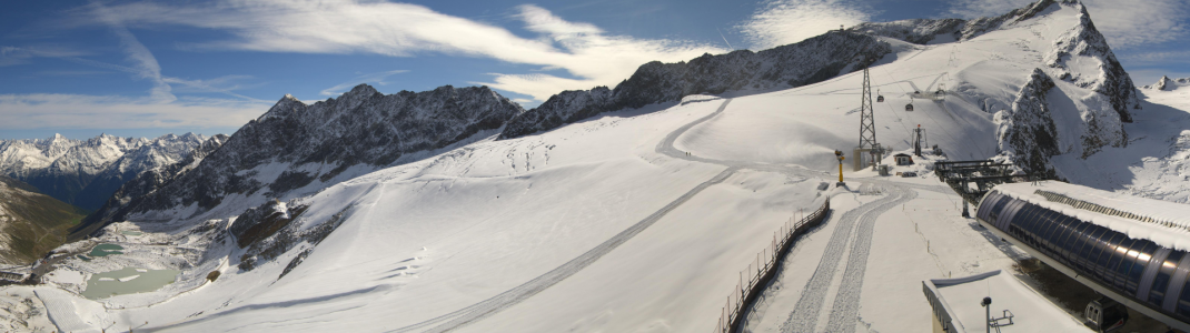 In eine weiße Winterlandschaft hat sich der Rettenbachgletscher in Sölden verwandelt. Am Schlepplift Karleskogel (rechts oben im Bild) soll am 9. September der Skibetrieb starten.