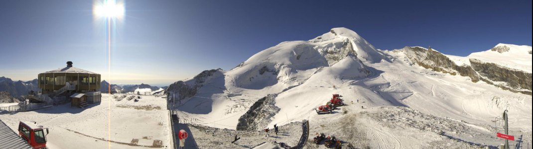 Ausblick vom Drehrestaurant Mittelallalin auf das Sommer-Skigebiet in Saas-Fee.