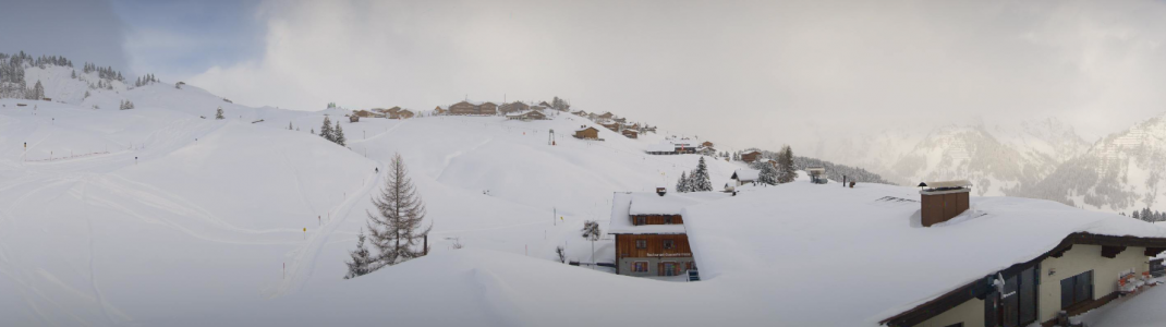 Verschneiter Ausblick vom Hotel Goldener Berg in Oberlech. (Dienstag, 18. April)