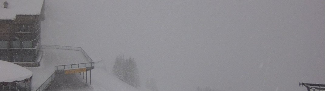 Dichtes Schneetreiben am Dienstag an der Mittelstation der Fellhornbahn bei Oberstdorf im Allgäu.