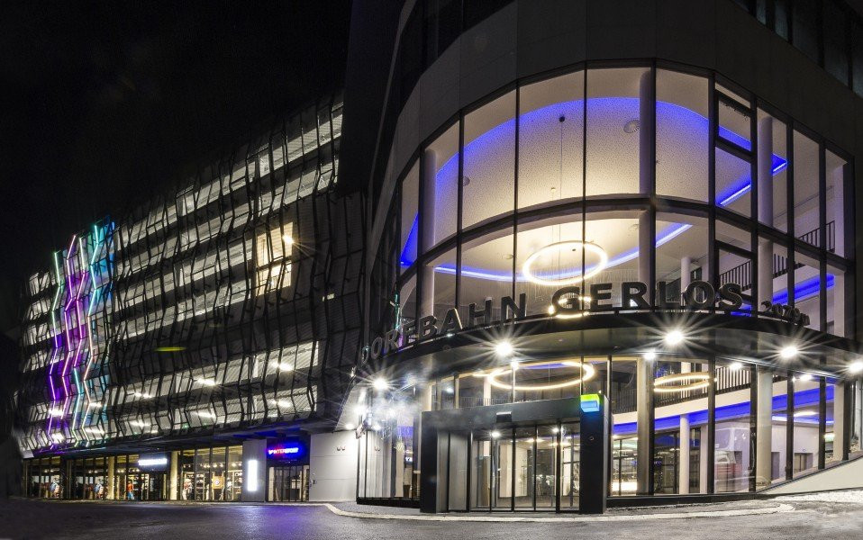 Modernes Design, Indoor-Kassen, Sportgeschäft, Skidepot und vieles mehr bietet die Talstation der neuen Dorfbahn in Gerlos