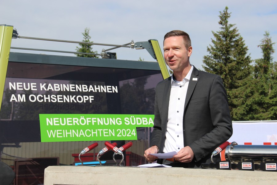 Die Bauarbeiten stehen unter strenger wasser- und naturschutzrechlicher Aufsicht, so Landrat Wiedemann bei der Grundsteinlegung im Juli.