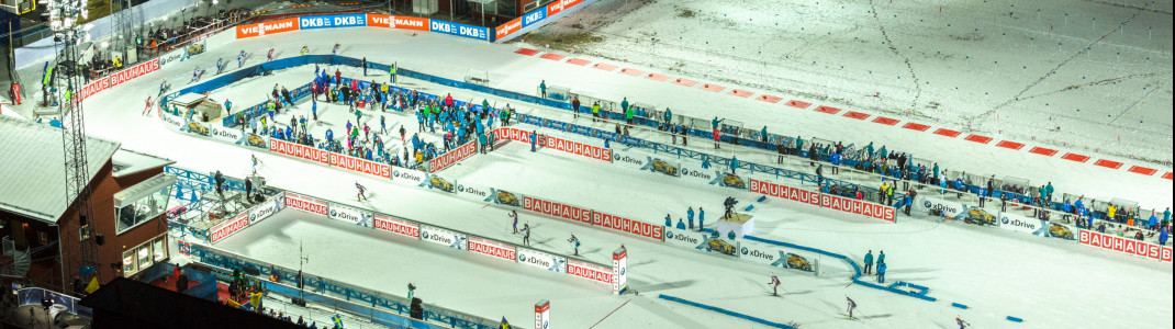 Die Rennen in Östersund finden großteils unter Flutlicht statt.