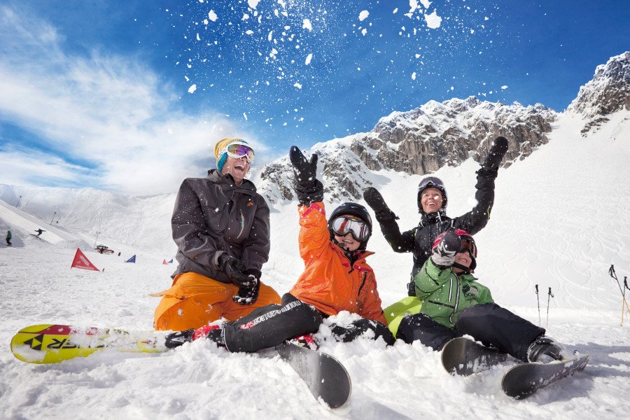 Mit speziellen Familienangeboten macht der Skiurlaub mit Kindern gleich doppelt Spaß.