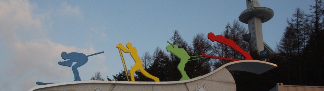 Die meisten Wettkämpfe finden im Alpensia Sports Park statt. Im Hintergrund