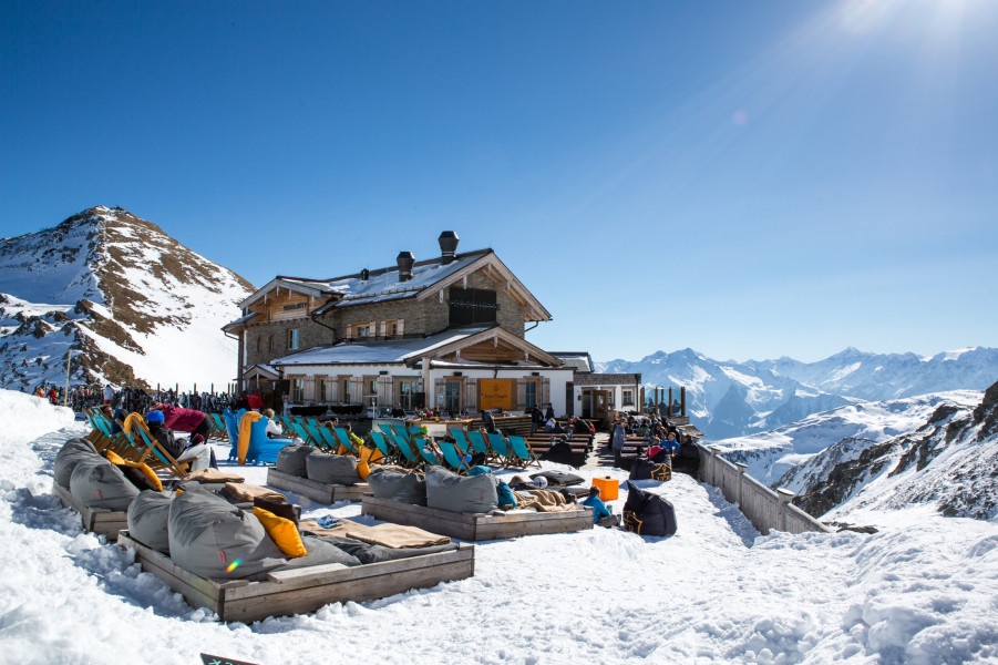 Die Wedelhütte vermittelt mit traditionellem Stil, natürlichen Materialien und edlem Design einen ganz speziellen Charme.