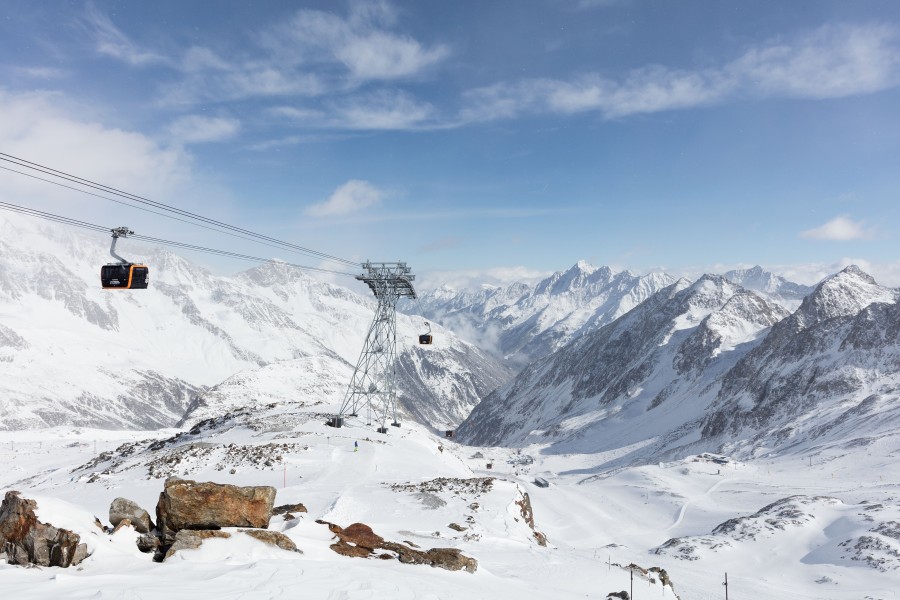 Auf den fünf Tiroler Gletschern erwarten dich auch im Mai noch beste Schneebedingungen.