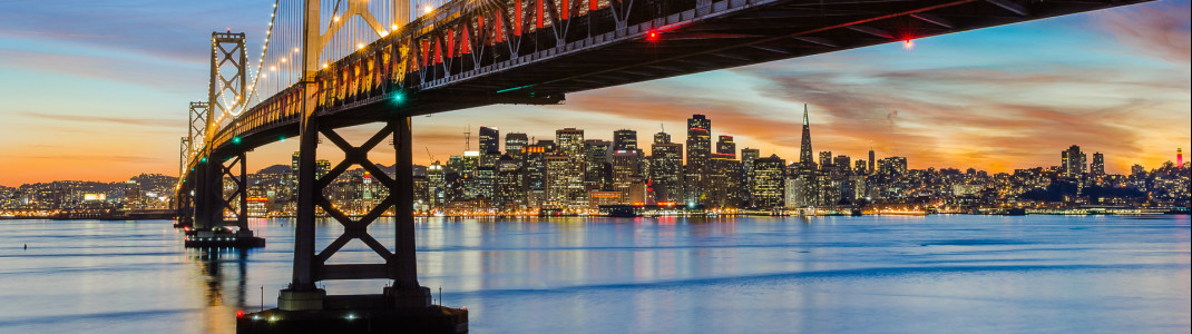 Bay Bridge mit der Skyline von San Francisco im Hintergrund