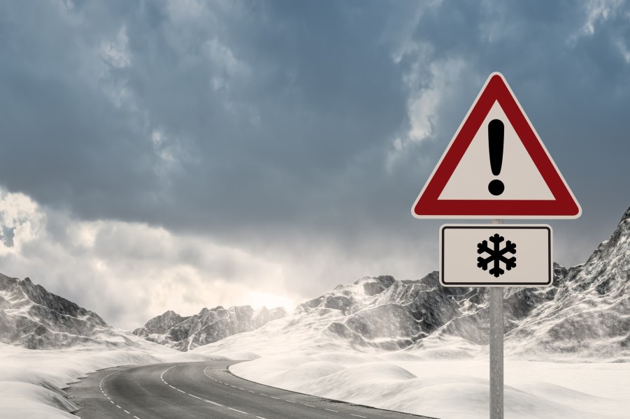 Während in Deutschland nur bei winterlichen Verhältnissen Winterreifen ein Muss sind, sind sie in Südtirol im Winter Pflicht.