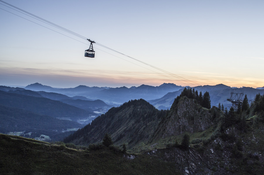 Noch bis 8. November sind die Bahnen, wie hier die Walmendingerhornbahn, in täglichem Fahrbetrieb.
