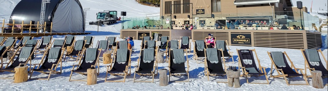 Comfortable sun loungers await right in front of the Schamuela Hut.