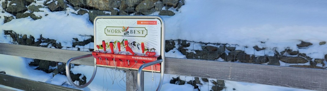 Stations with tools for bindings and minor repairs can be found throughout the ski area.