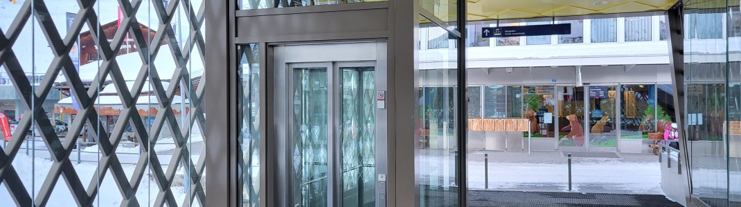 Convenient: an elevator takes you directly from the station to the Weisshornbahn valley station.