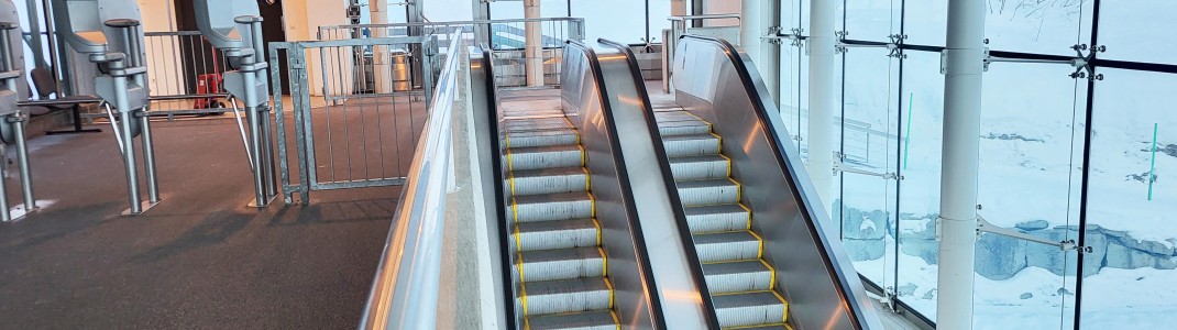 Convenient: Escalators take skiers directly to the Weisshornbahn valley station.