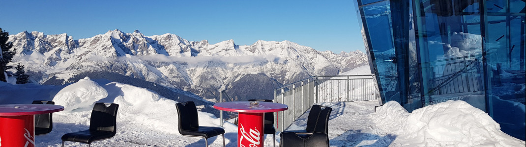 Peppy outdoor area at the Skybar.
