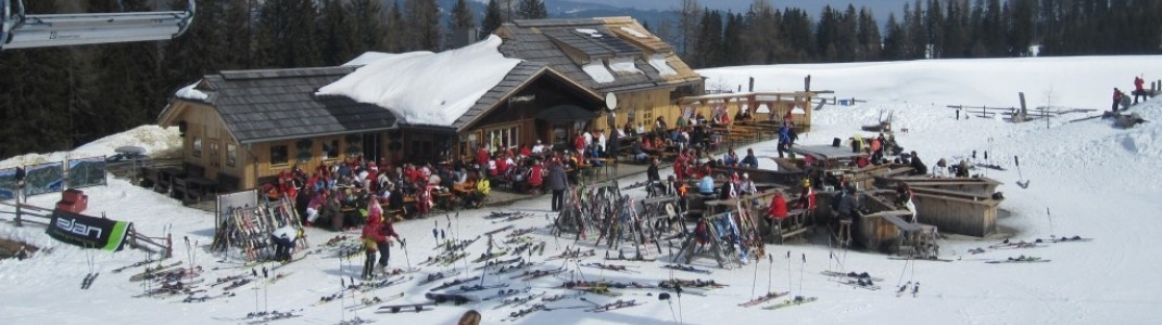 Cozy restaurants like the Neugarten Almseehütte invite you to take a break.