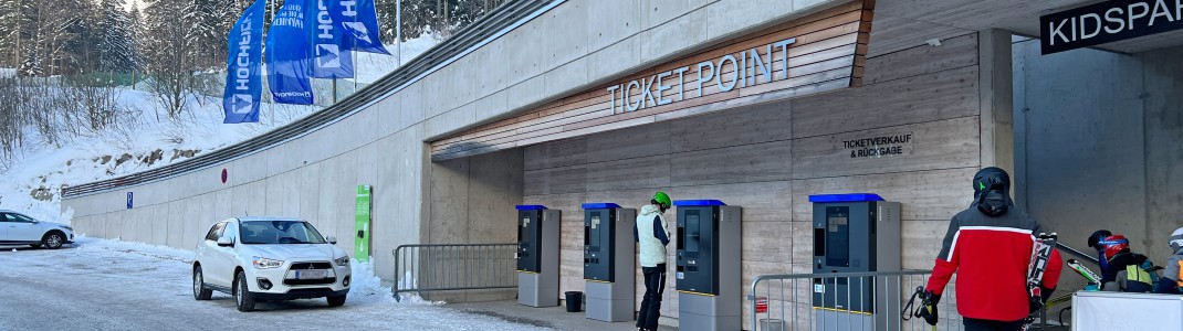 Those who book their ticket online can pick them up at the ticket machines.