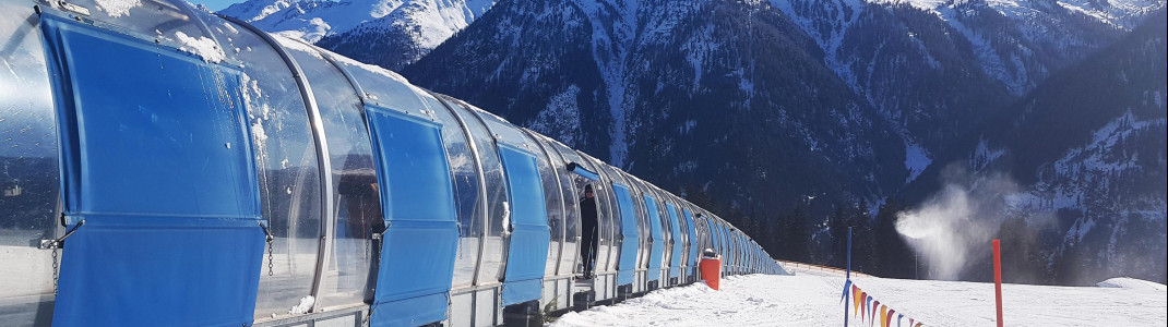 A over 200 metres long magic carpet brings beginners and children safely back to the top.