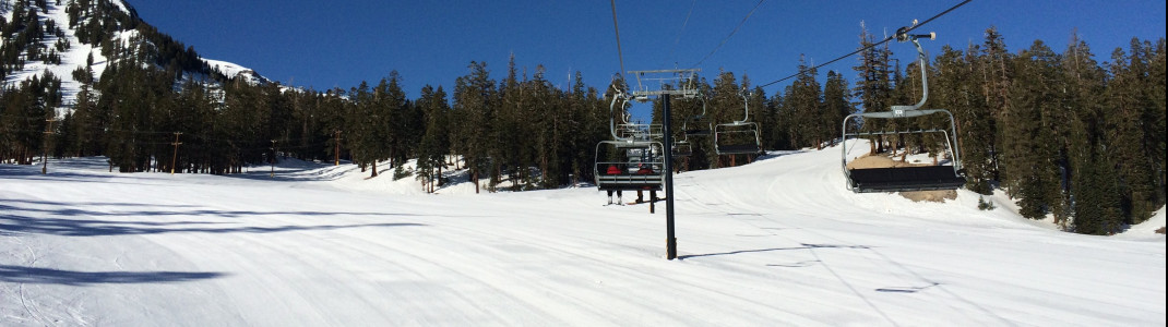 Our tip for inexperienced skiers: blue marked slopes at Schoolyard Express near Canyon Lodge