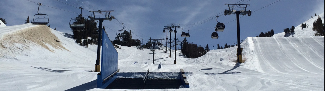 Halfpipe, rails and kicker-line in the Main Park
