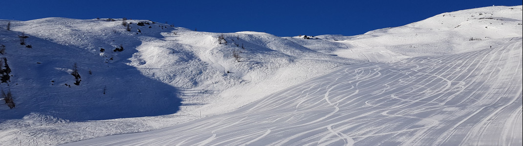 The wide slopes invite you to carve.